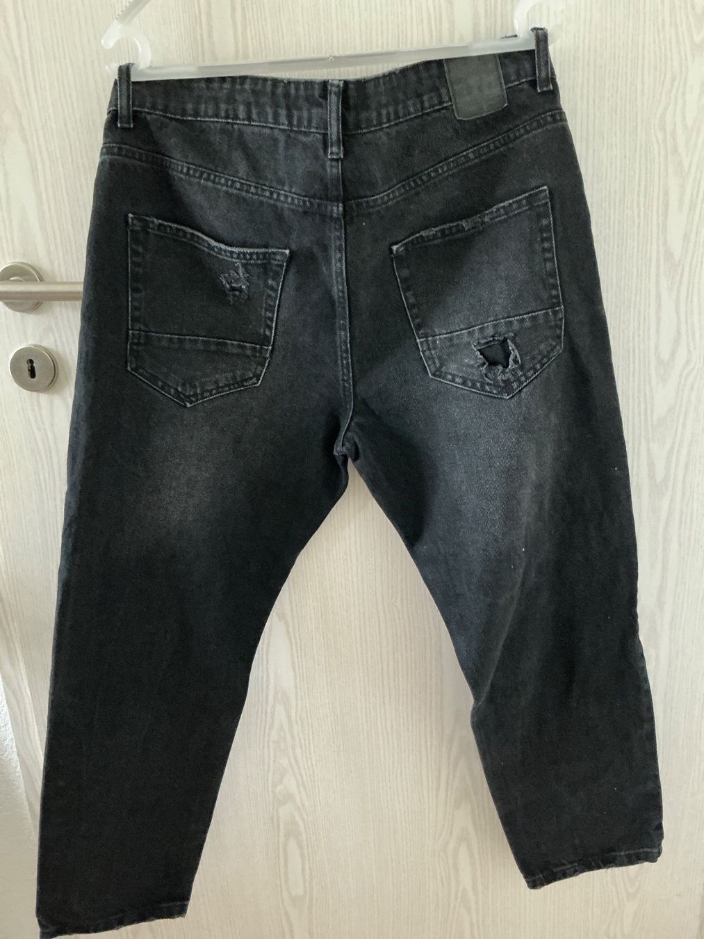 Jeans: Jeans noir, design troué – Usato da Safnern venduto da Dufferin70 1