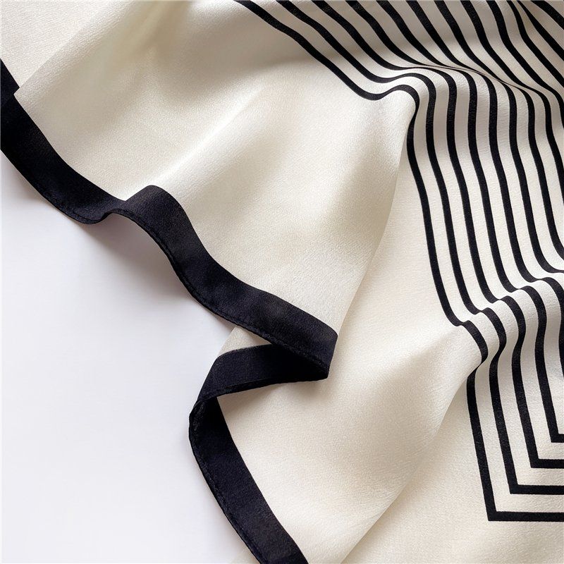 Foulard & Sciarpe: New 68cm Seidentuch, Geometric Pattern White Black 100% Silk – Nuovo e nell'imballaggio originale da Baar venduto da virginiablossoms 5