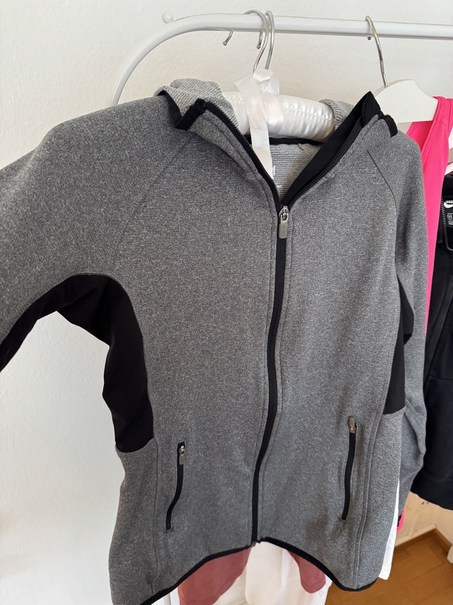 Lotti di vestiti: Sport-Kleiderpaket im Grösse M – Usato da Zürich venduto da s.o13 7