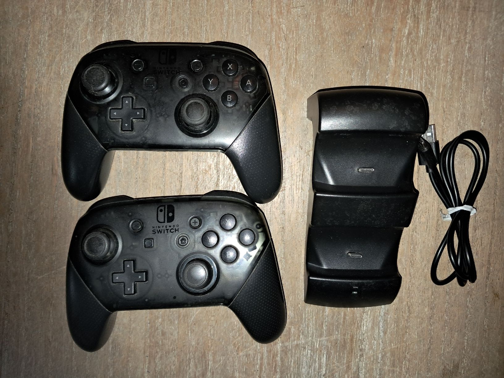 Nintendo Controller: Nintendo Switch 2x Originale Controller + Ladestation – Gebraucht aus Eschlikon TG von Rare_Ware