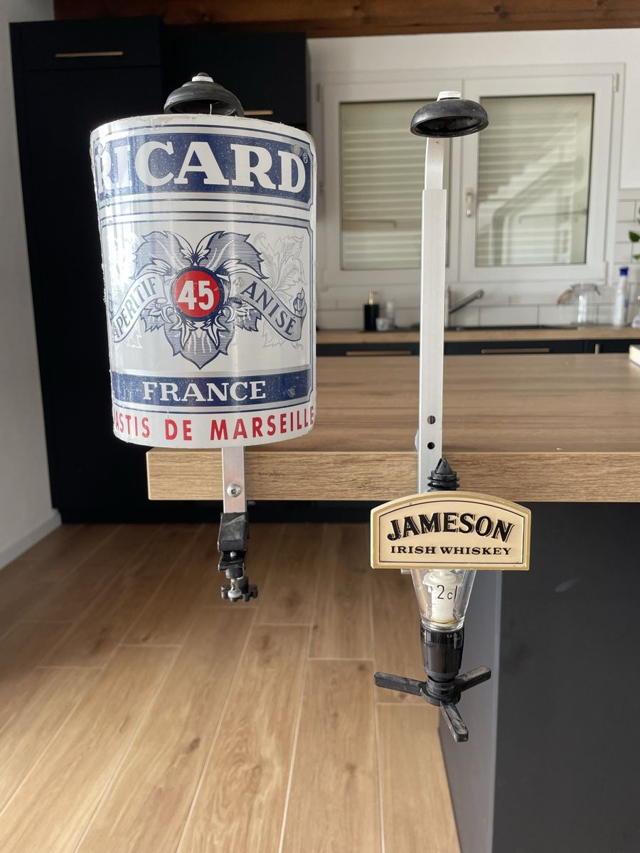 Portabottiglie: Anciens doseurs muraux Ricard / Jameson  – Usato da Lonay venduto da ju-71