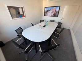 Konferenztisch für 8 Personen mit Kabelmanagement-Box