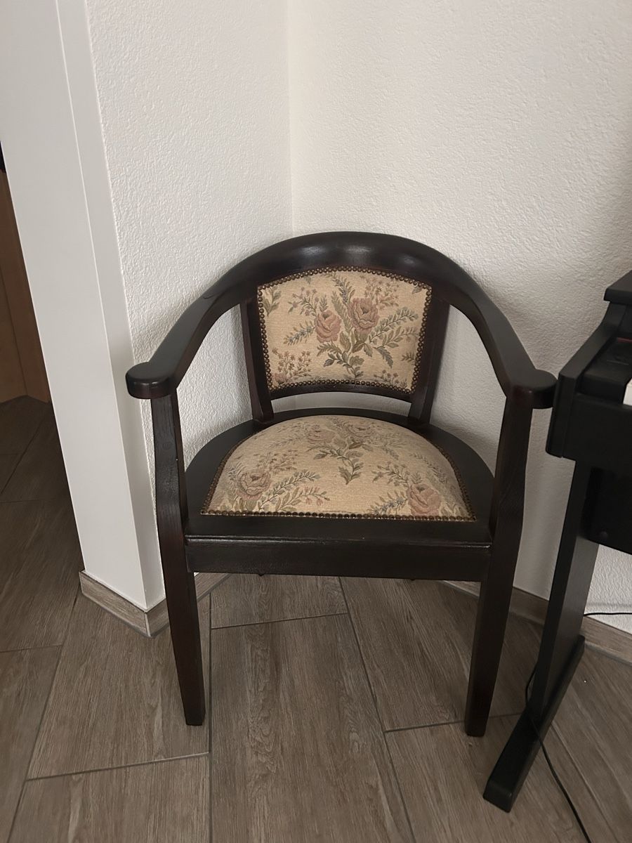 Sedie: Antiker Holzstuhl mit Blumenmuster – Usato da Zofingen venduto da Froggylonglong