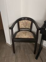 Antiker Holzstuhl mit Blumenmuster