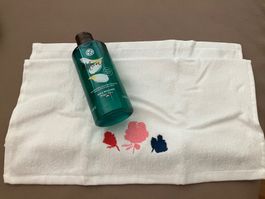 YR Handtuch bestickt und 400 ml mildes Dusch Shampoo Monoi