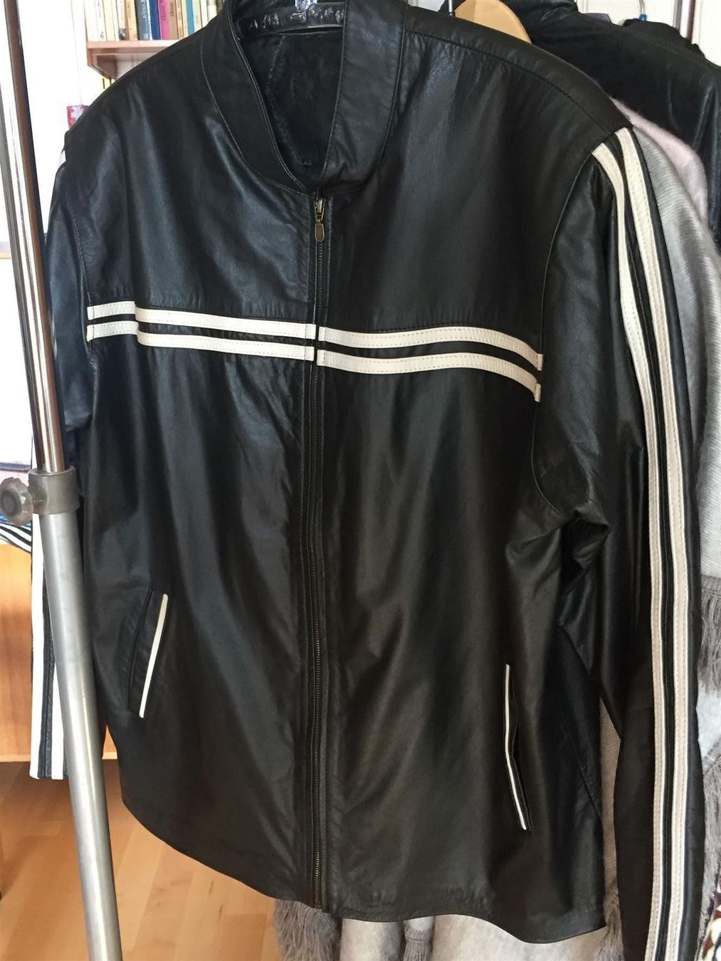Giacche: Lederjacke mit weissen Streifen, XL – Nuovo (secondo la descrizione) da Gümligen venduto da Xochitl 1