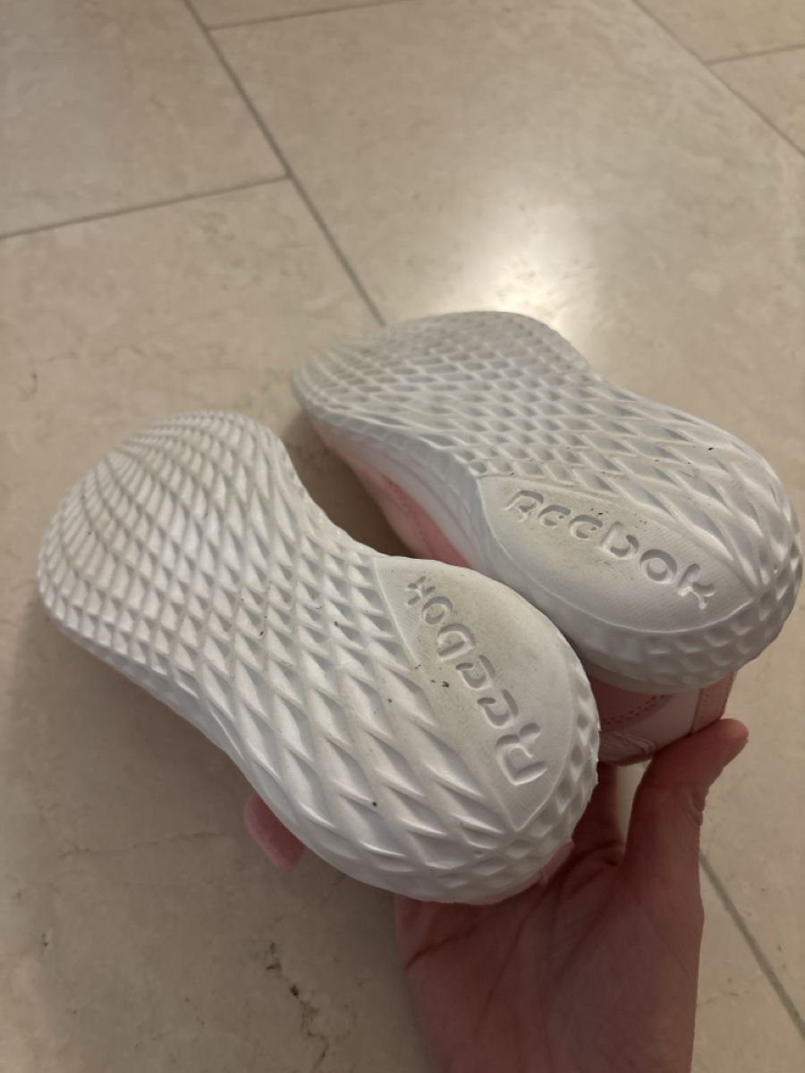 Scarpe per ragazze: Reebok Turnschuhe gr 32 – Usato da Unterseen venduto da Jubrunner 1
