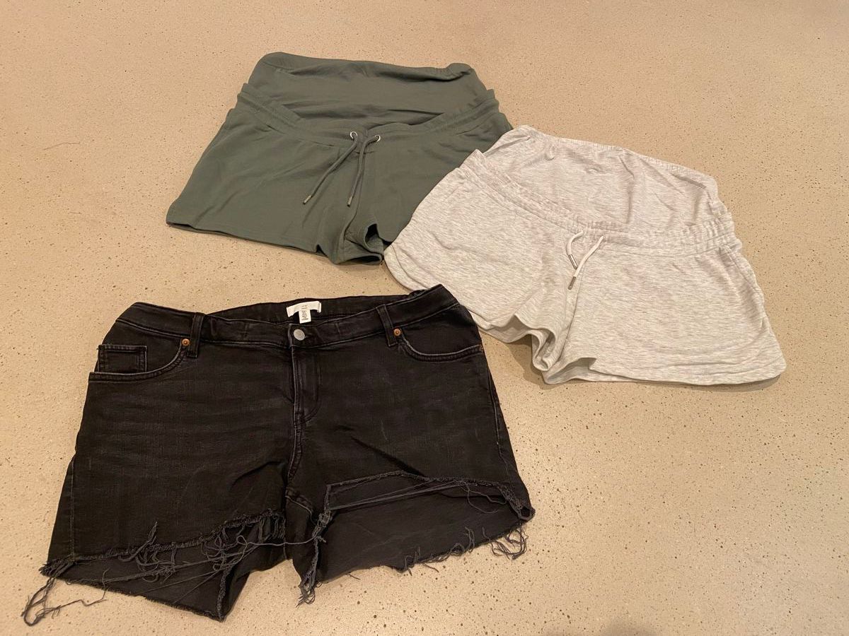 Lotti di vestiti: 3x Schwangerschafts-Shorts Grösse M – Usato da Zürich venduto da RickyNicky