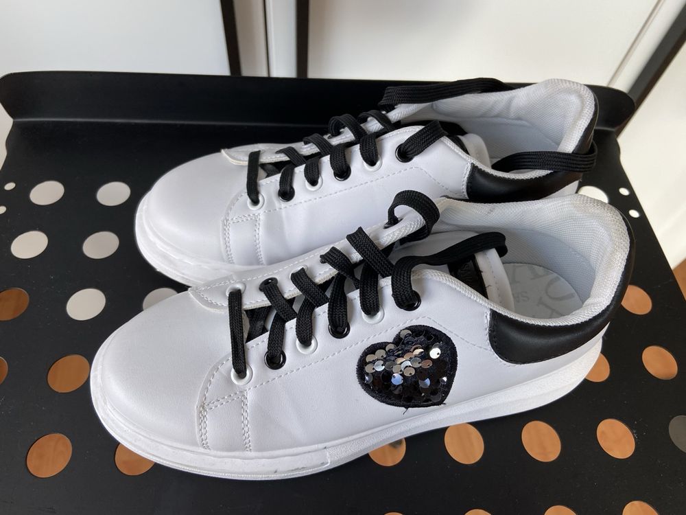 Coole weisse Sneaker mit Glitzerherz, Gr. 40 2