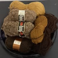 LOT AN *WOLLE & CO.* CA. 750 GR./BRAUN-TÖNE/UNTERLAGE 40CM