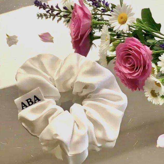Accessori per capelli: Seide Scrunchie - Elegantes Weiß - Handgemachte - Neu! – Nuovo e nell'imballaggio originale da Vals venduto da ABA-Atelier