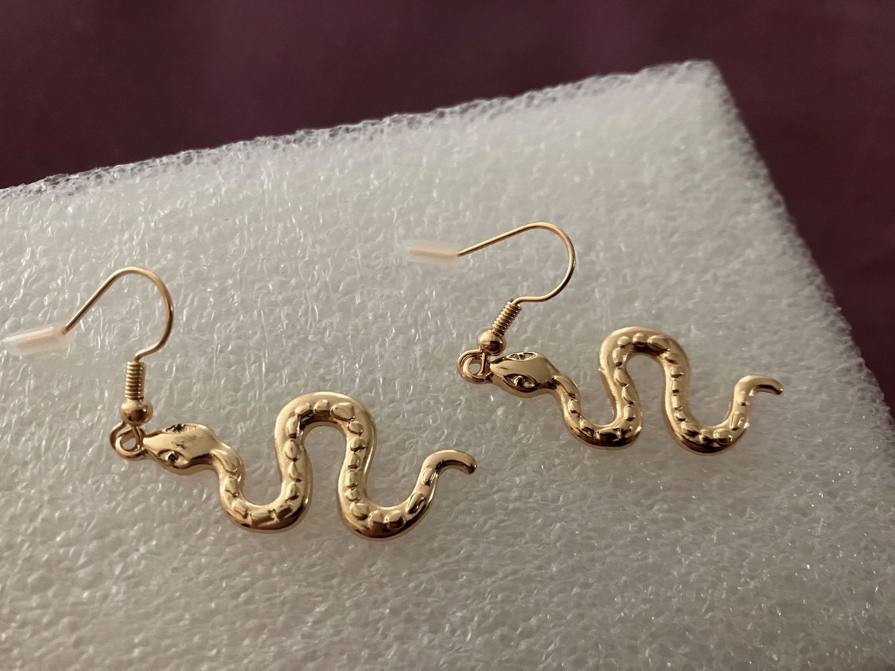 Orecchini pendenti & Orecchini a lobo: Modeschmuck Goldfarbene Schlangen Ohrhänger, schönes Design – Nuovo e nell'imballaggio originale da Affoltern am Albis venduto da Dlotti 1