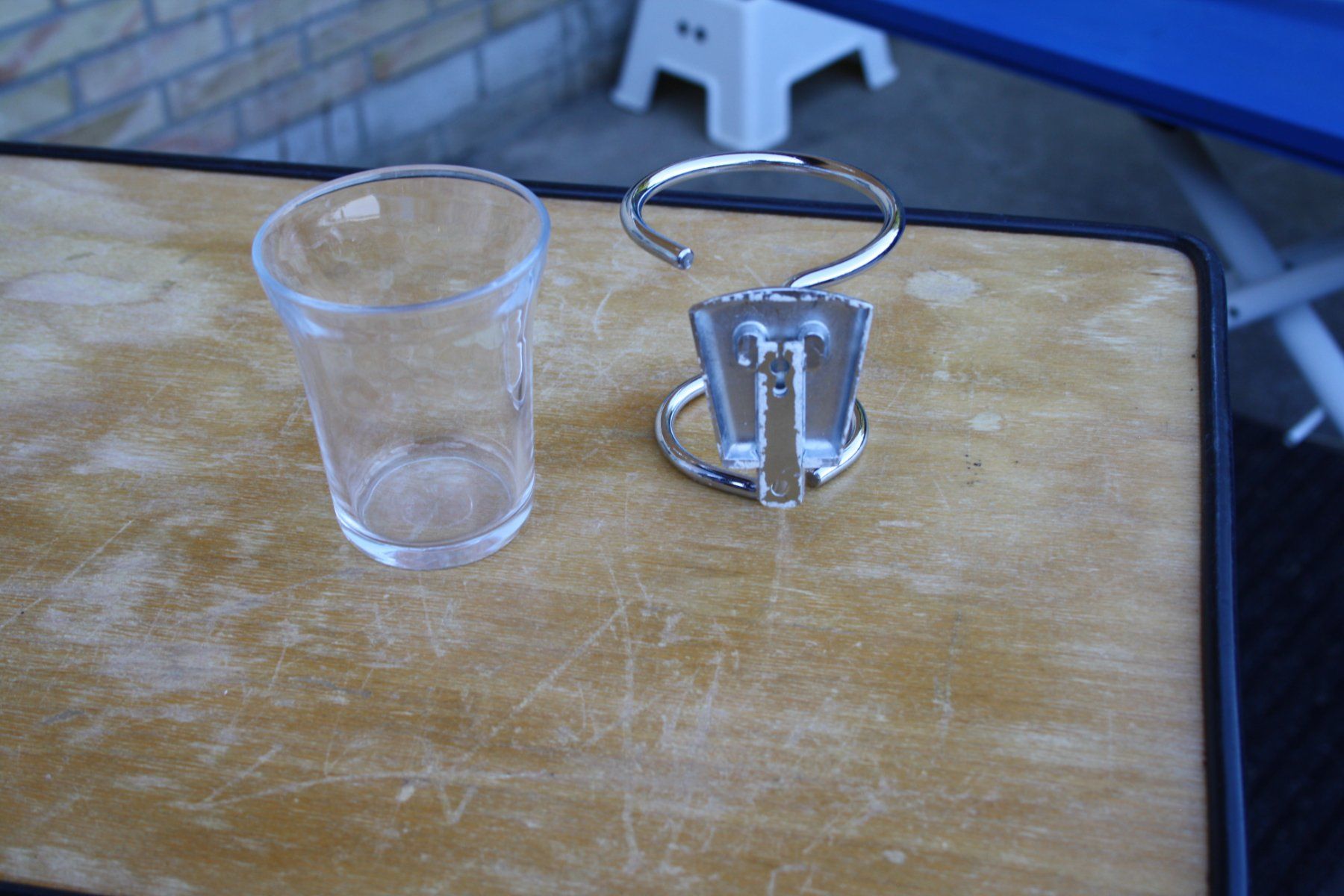 Bicchieri: VINTAGE ZAHNGLAS MIT WANDHALTER – Usato da Wauwil venduto da Pneuedy 3