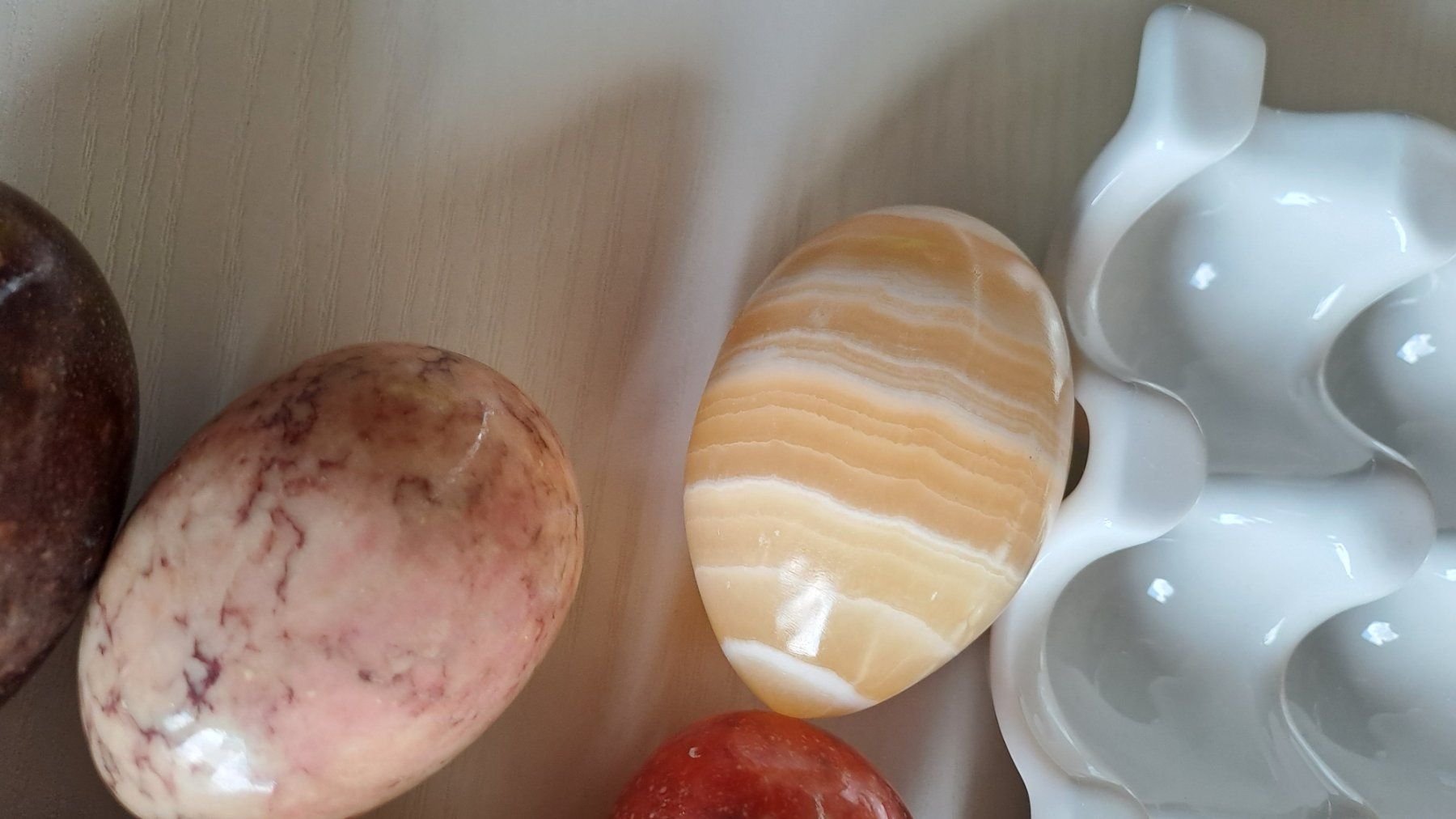 Minerali & Pietre curative: 13 Vintage Naturstein Eier Marmor Onyx mit Eierhalter – Usato da Rickenbach ZH venduto da Der-Insider 4