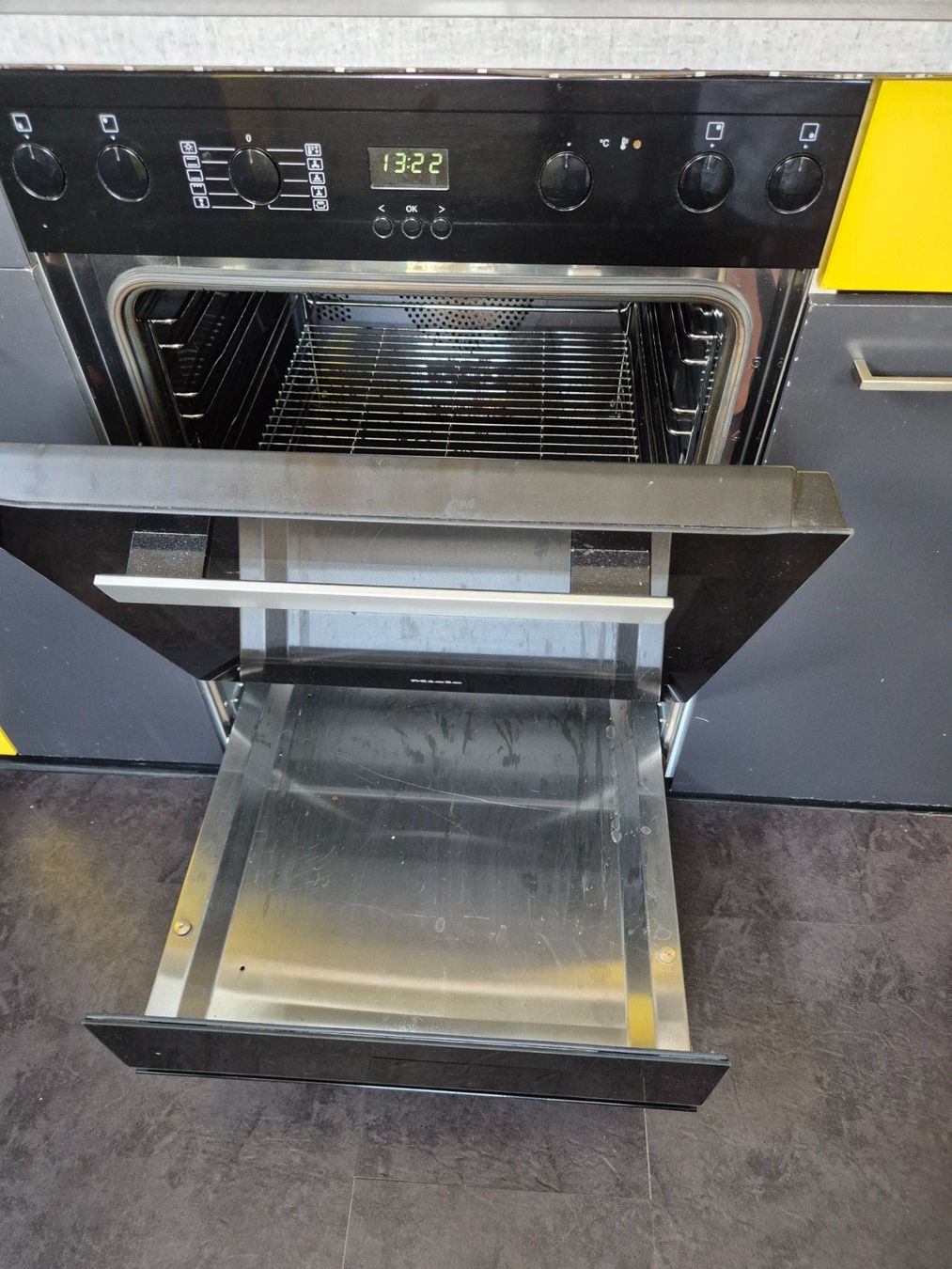 Miele Fours: Four Miele H 2451-55 E noir – D'occasion à Corcelles NE par minipousse26 1