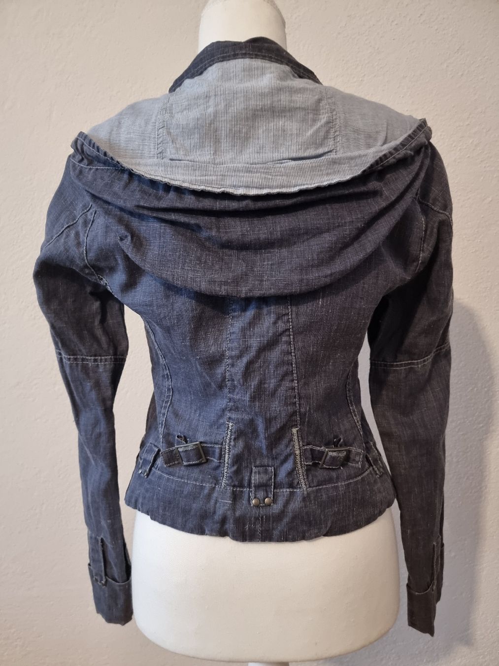 Nile Giacche: Coole Jacke XS mit Kapuze – Usato da Rüdlingen venduto da 7sonnenblume 1