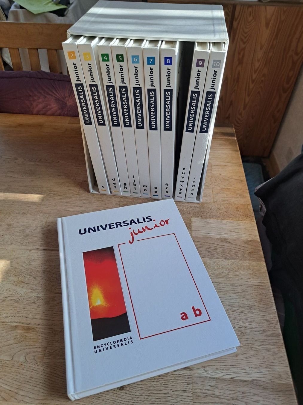 Bücher: Encyclopædia Universalis Junior 10 volumes – Gebraucht aus Cortaillod von Deltona14