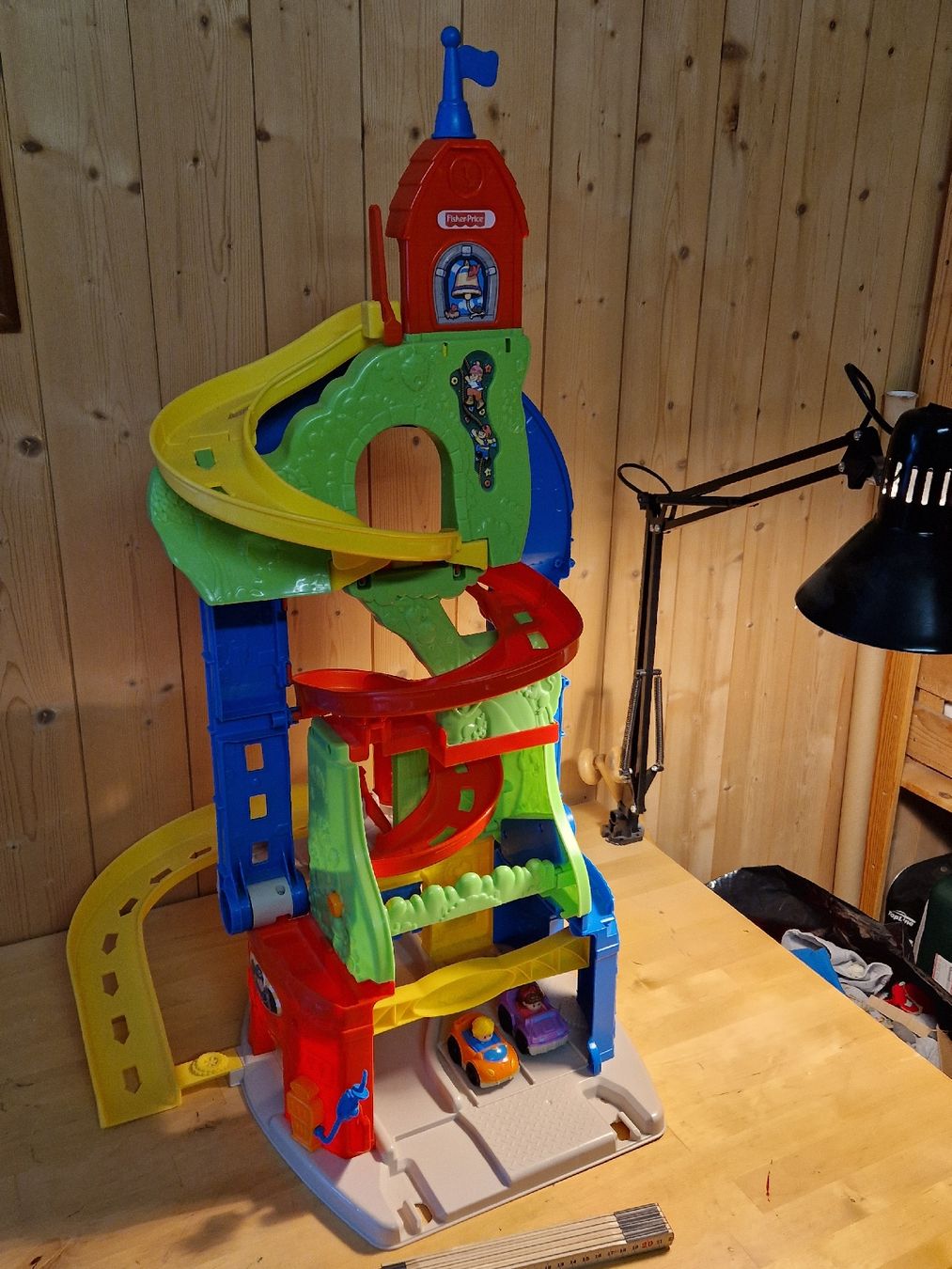 Fisher-Price Giocattoli: Steh- und Sitz-Hochhausbahn mit 2 Autos – Usato da Reigoldswil venduto da Marco_302