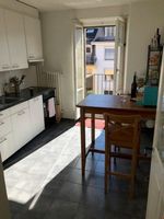 Esstisch und 2 Barhocker