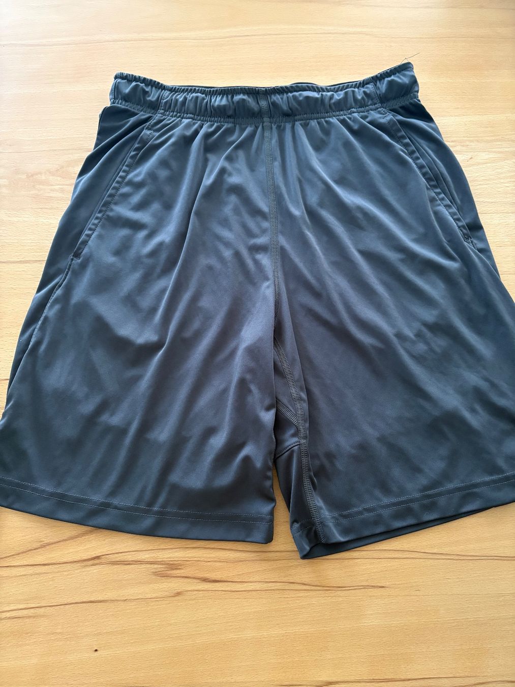 Nike Pantaloni: Shorts / Trainingsshorts - Grösse M - Nike – Usato da Oberuzwil venduto da jabano