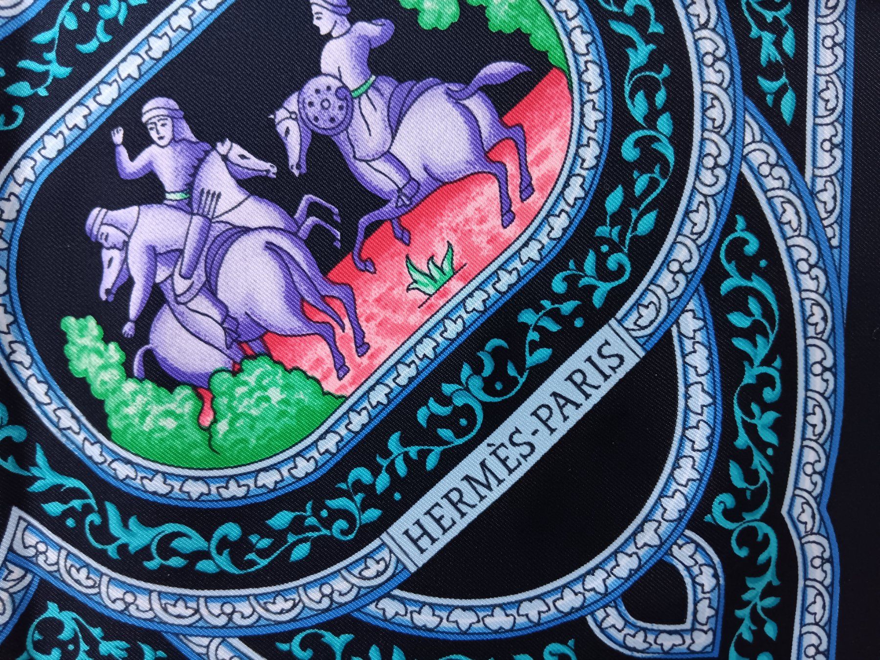Hermès Foulard & Sciarpe: HERMES "QALAMDAN" CARRE 90 CM – Usato da Cossonay-Ville venduto da Les_1001_perles 2