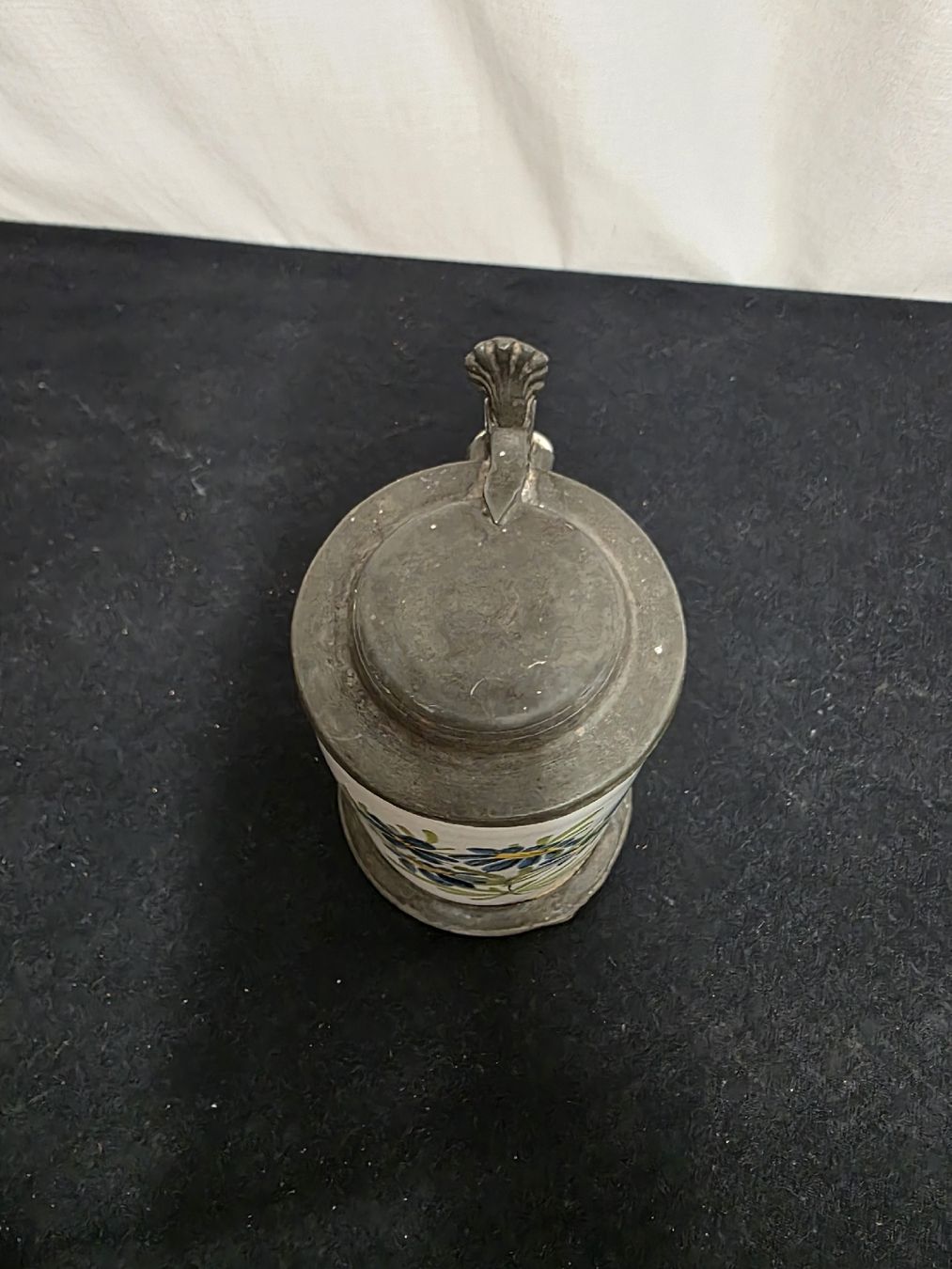 Gläser: Antiker  Bierkrug mit Zinndeckel, handbemalt,  – Gebraucht aus Wolfertswil von Antiko 2
