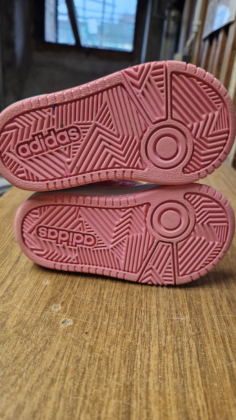 Adidas Schuhe für Mädchen: Adidas Schuhe größe 23 – Gebraucht aus Biberist von StoffNadel 2