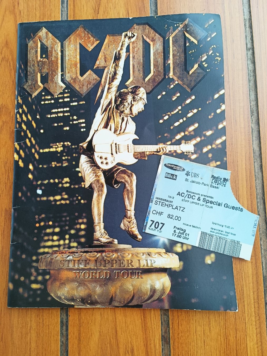 Zeitschriften & Magazine: Konzert Programm Heft / AC/DC Stiff Upper Lip Tour 2001 – Gebraucht aus Brugg AG von Ente015