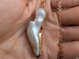Goldene Halskette mit riesiger Süsswasser-Perle