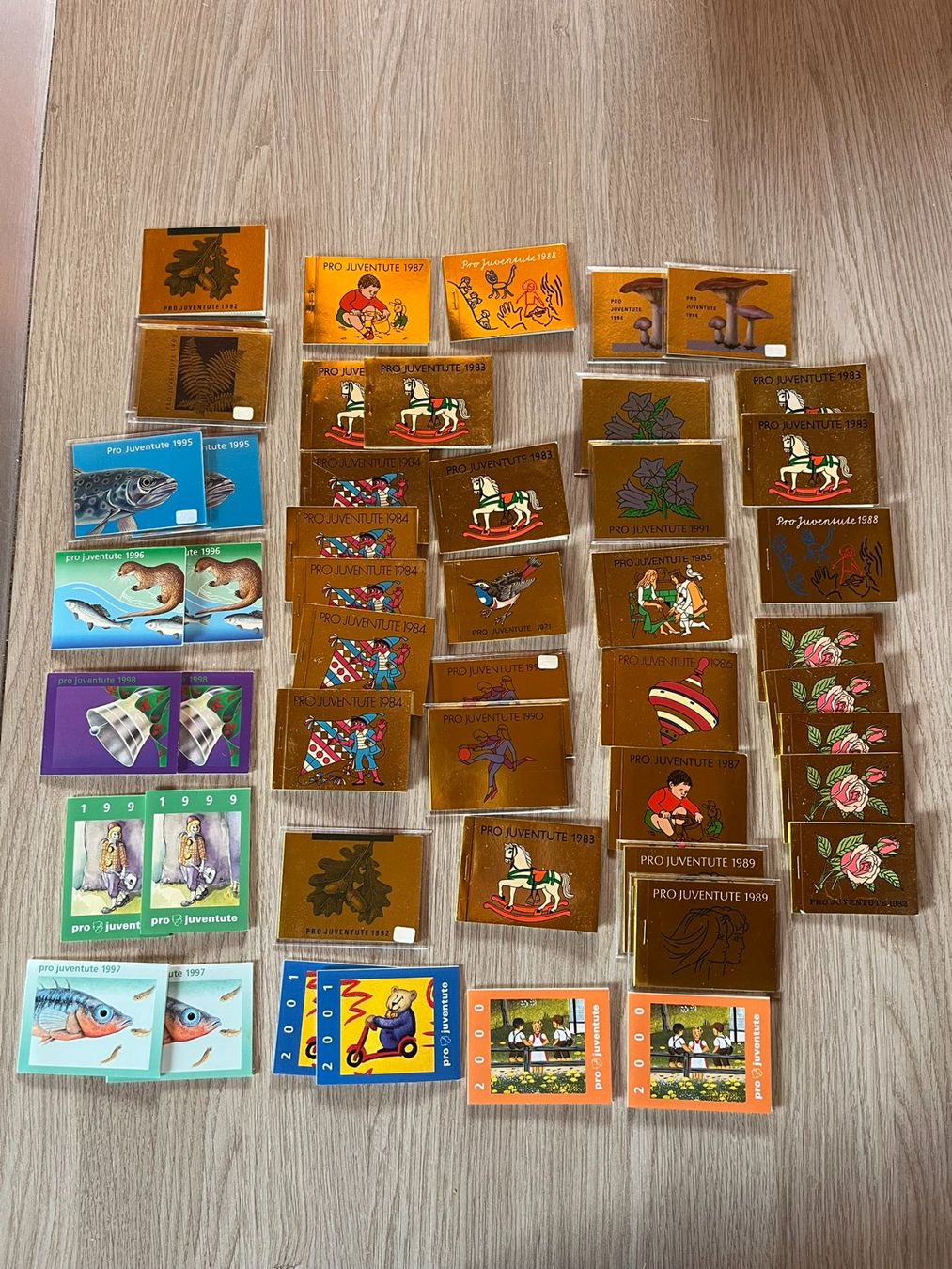 Alle Briefmarken: 122 Markenhefte mit ET Stempel, carnets avec cachet Pr jour – Gebraucht aus Bretigny-sur-Morrens von noldiphila