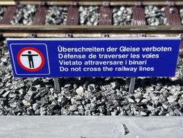 Zeichen "Ueberschreiten der Gleise verboten" FFS-Rhb