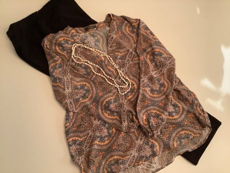 Damenbluse und Hose mit Kette