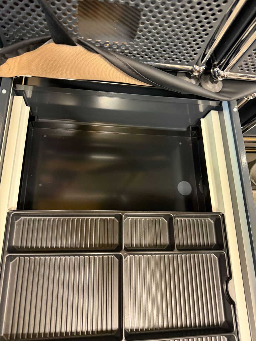 USM Banconi: USM Haller Rollcontainer Anthrazit mit  Schlüssel – Usato da Zürich venduto da Zvijerka 3
