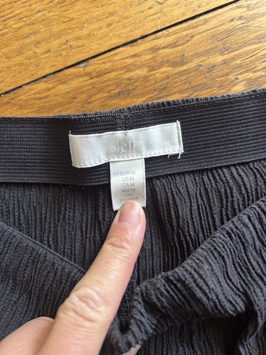 H&M Pantaloni: Leichte Hose plissiert H&M – Usato da Schlieren venduto da LucyGre 2