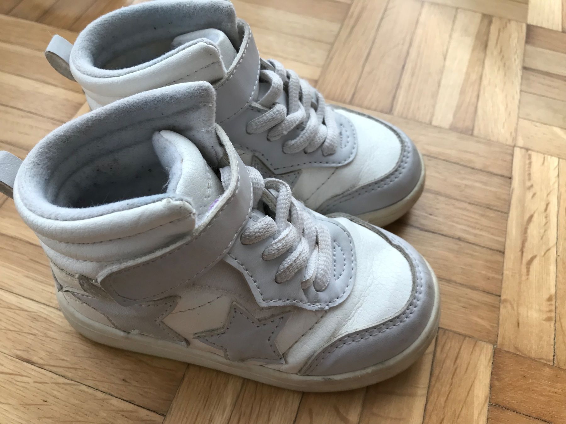 Scarpe per ragazze: Turnschuhe Mädchen Grösse 22 – Usato da Emmenbrücke venduto da Hathor123 1