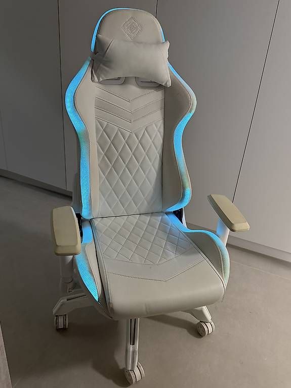Chaises: Gamingstuhl weiss mit led – D'occasion à Obergerlafingen par sero97 1