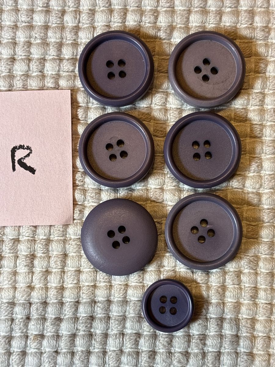 Boutons: 7 Kunststoff Knöpfe / Lila – D'occasion à Rümlang par BoutiqueMonique16