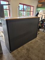 Rolltürschrank mit viel Stauraum im Angebot!