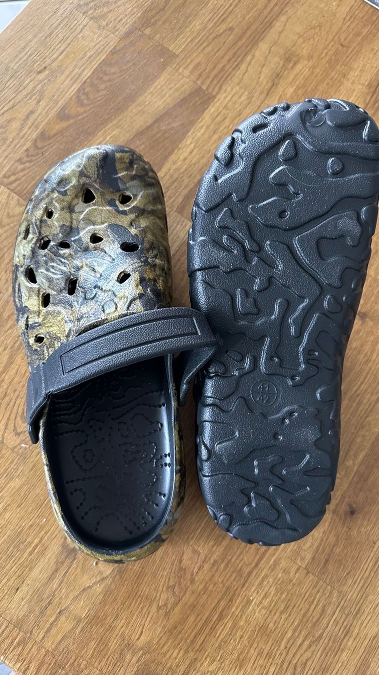 Uniformi: Clogs, Grösse 41/42, Camouflage Muster! – Nuovo e nell'imballaggio originale da Krauchthal venduto da Kiddy32 1