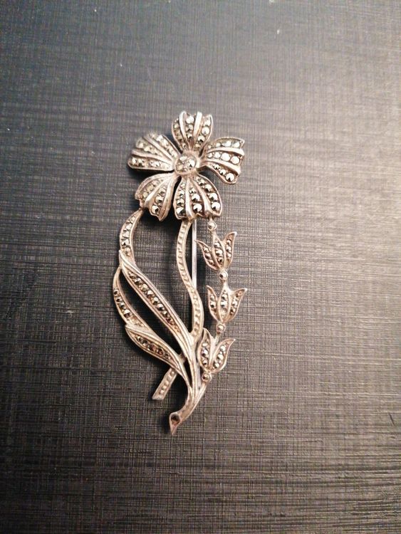 Broche feuillagée en argent (800 millièmes) ornée de diamants en taille