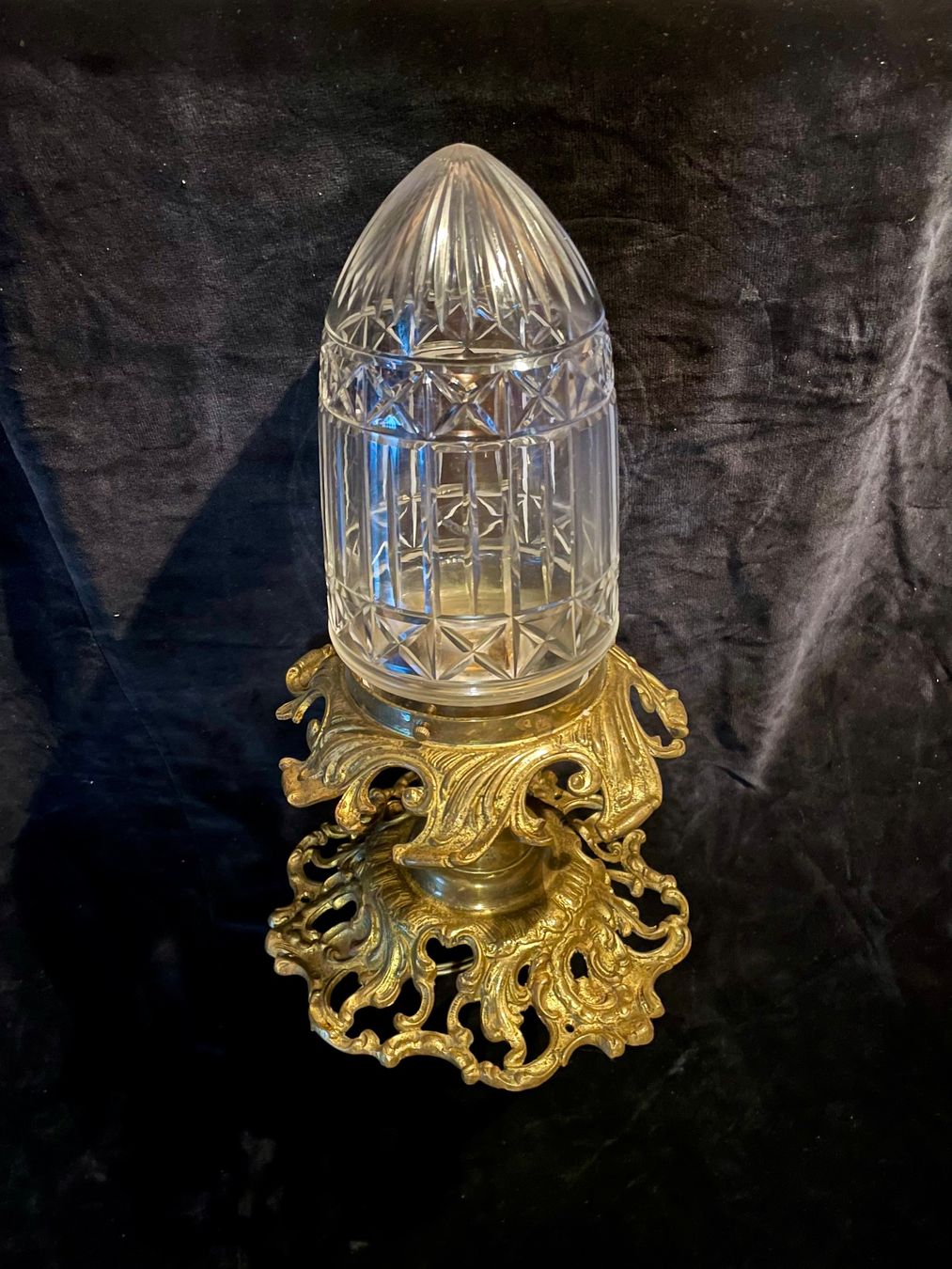 Lampadari & plafoniere: Plafonnier 20 ème, Obus ciselé et laiton. – Usato da Prez vers Siviriez venduto da Mistinguette 1