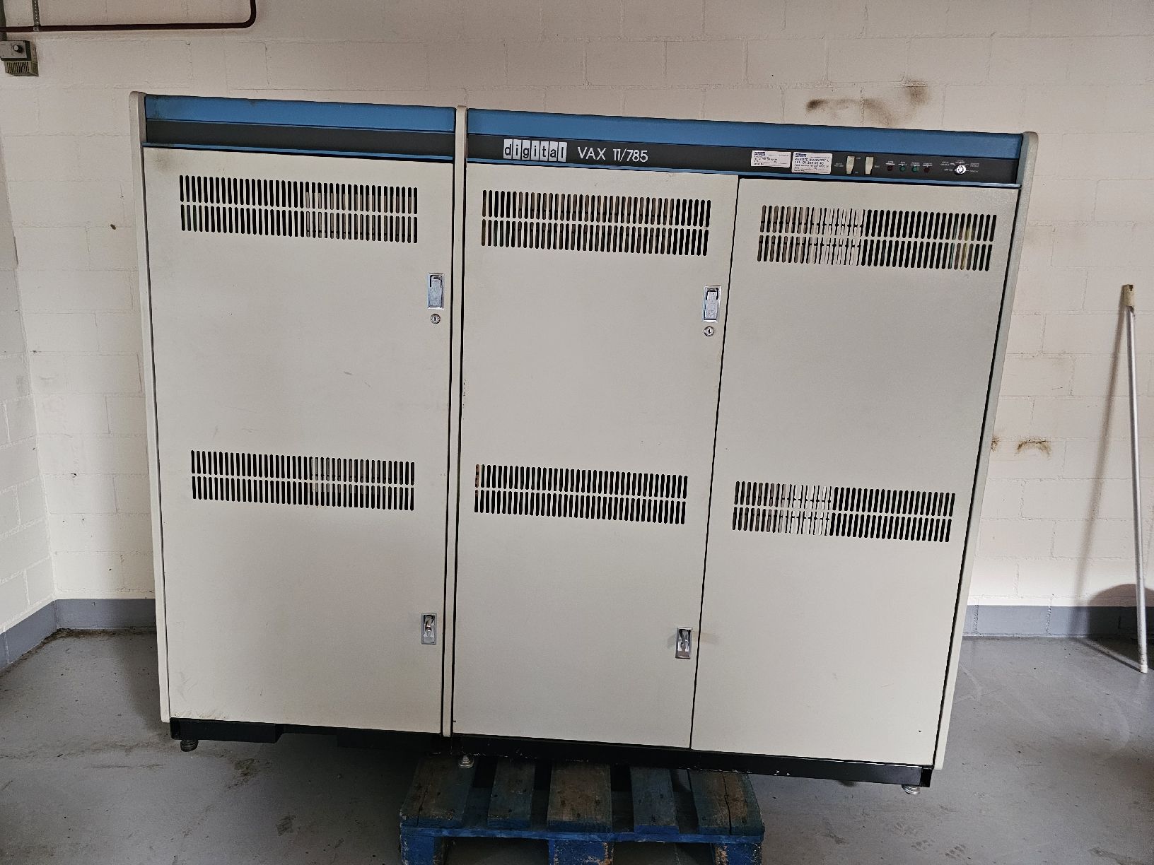 Digital PCs: Digital VAX 11/785 Computer System (055) – Défectueux à Neuenkirch par atr_27tv 2