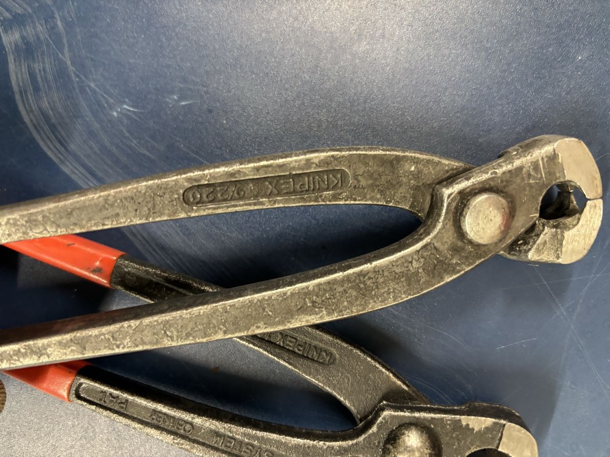 Knipex Tutti gli attrezzi: 2x Knipex Beisszange mit Loch – Usato da Bärau venduto da Luschwa 1