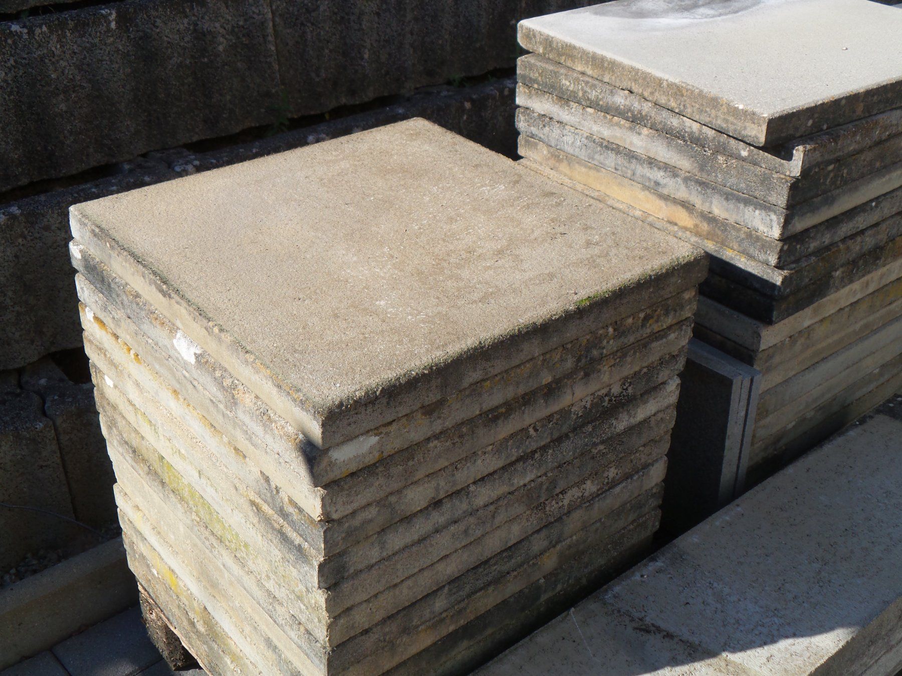 Rivestimenti per pavimenti: Terassenplatten, Gartenplatten, Betonplatten 50x50 – Usato da Suberg venduto da Lovelyfashion