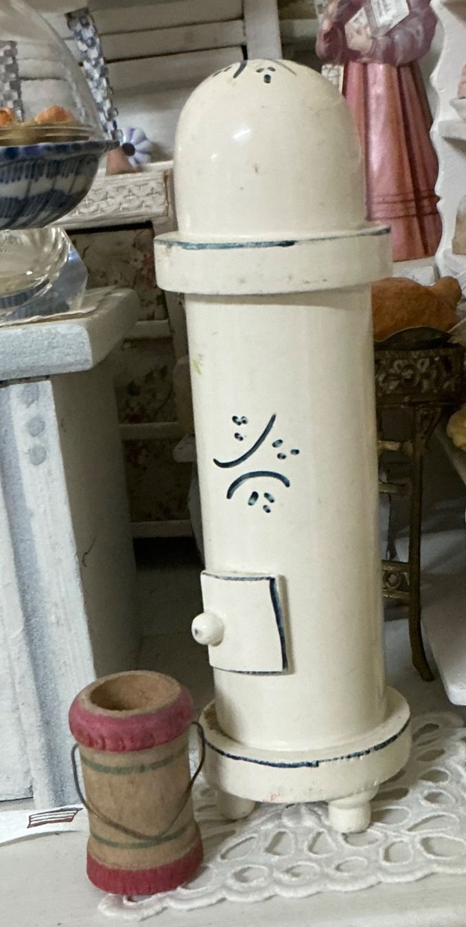 Case e mobili per bambole: ALTER PUPPENSTUBEN OFEN – Usato da Zell LU venduto da Silvermemory