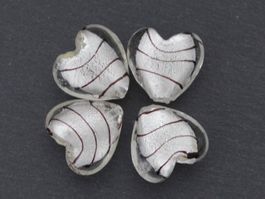 4 x weisse Glasperlen in Herzform mit Silberfolie, 2cm