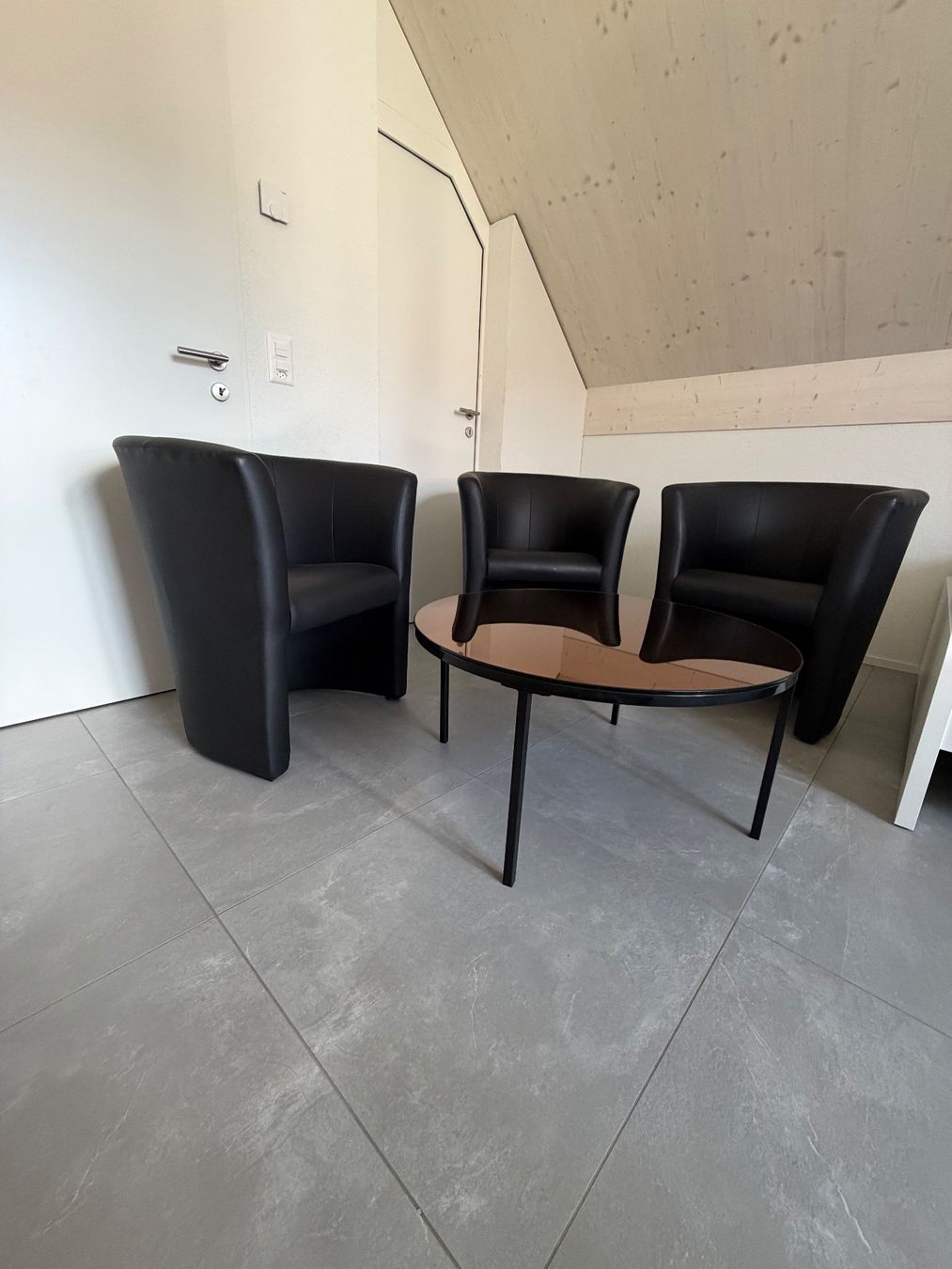 Poltrone: 3x schwarze Ledersessel + 1x Couchtisch CHF 50 – Usato da Embrach venduto da ber_8fgp