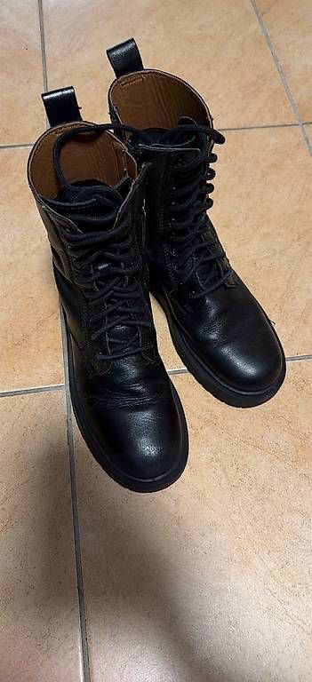 Damenschuhe: Schwarze Stiefel 36 Zara – Gebraucht aus Bremgarten AG von k438