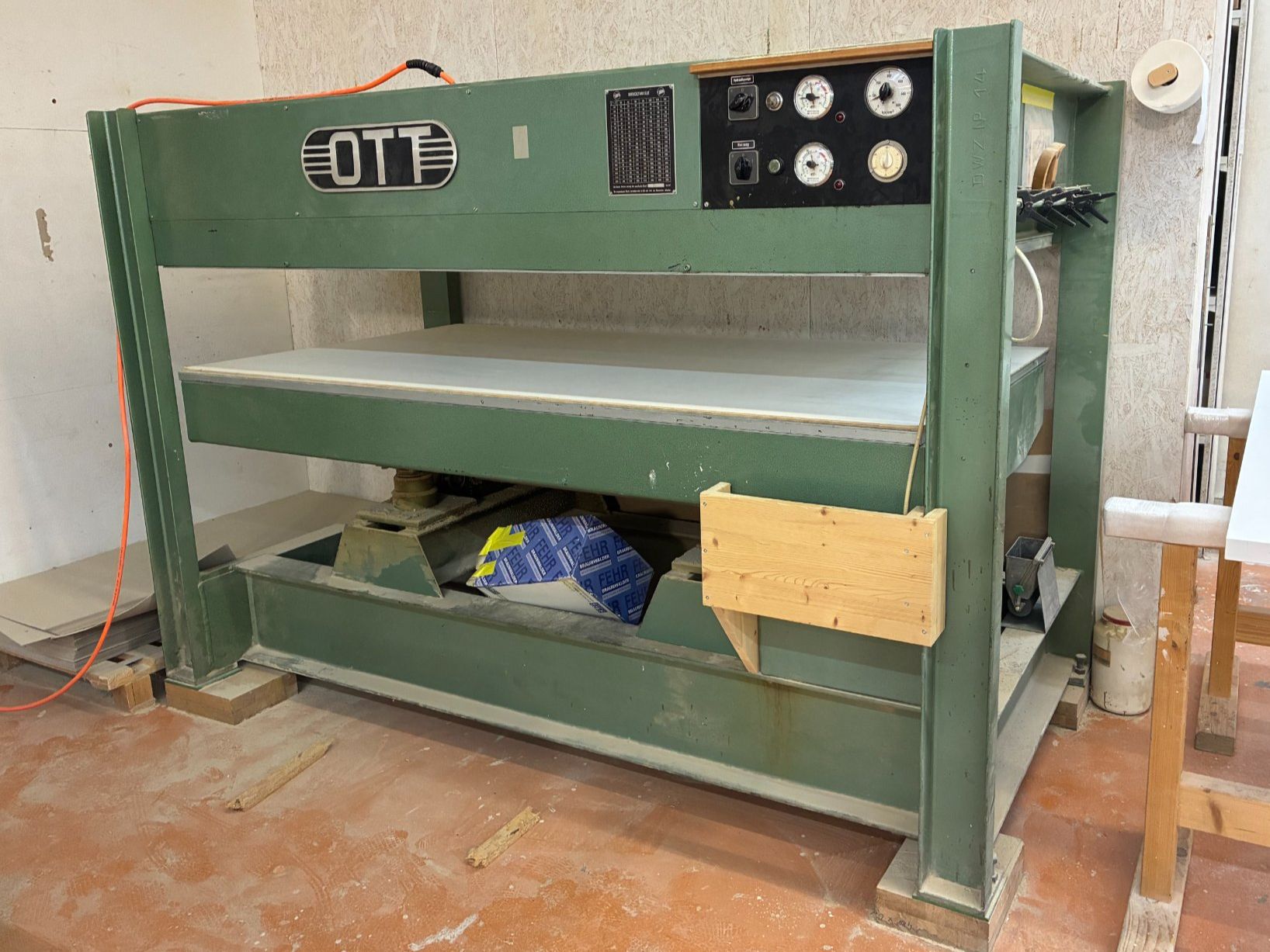 OTT Toutes les machines: Furnierpresse OTT – D'occasion à Ormalingen par pm-mangold