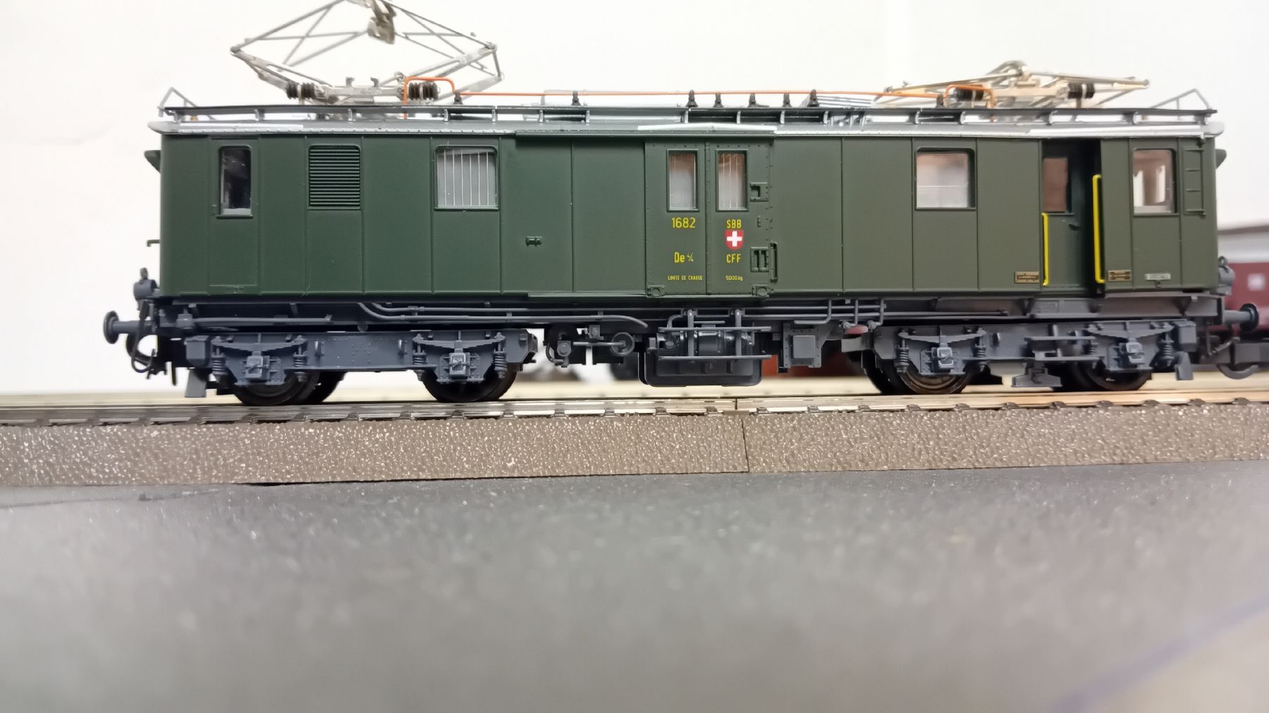 Roco Modellini di ferrovie: Gepäcktriebwagen ROCO SBB De4/4 1682 Dummy Decoder DCdigital – Usato da Murten venduto da fotorothen